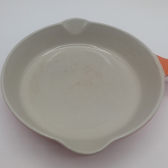 Vintage Le Creuset Double Spout Enameled Cast Iron Skillet #16 Orange Flame 6.5" - Picture 4 of 7